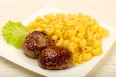 Ahşap masa üzerinde pirzola ile makarna makarna