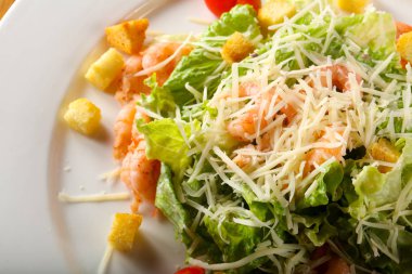 Sezar salata karides ve parmesan ile