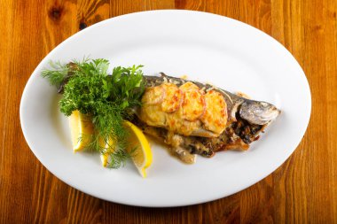 Mantar ve sos ile doldurulmuş alabalık