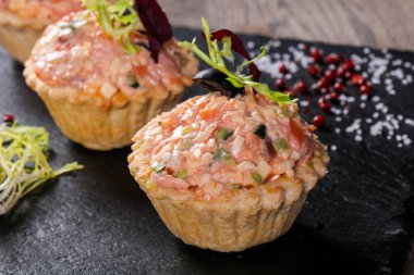 Somon meze menüsü ve kırmızı havyar ile