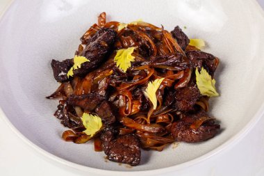 Soba tavuk ve kişniş ile