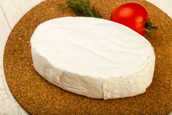 Ahşap Tahta Üzerinde Camembert Peyniri Görünümü Kapat — Stok fotoğraf