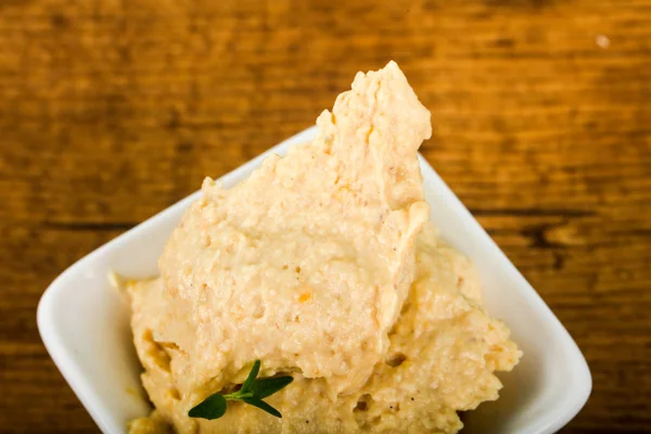 Vegetarischer Humus Mit Sesam Und Thymianblättern — Stockfoto