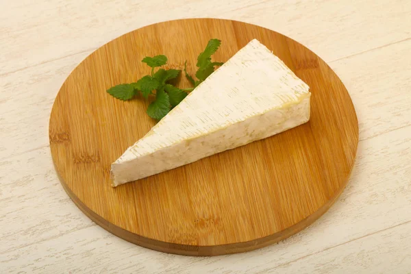 Fechar Vista Queijo Brie Sobre Tábua Madeira — Fotografia de Stock