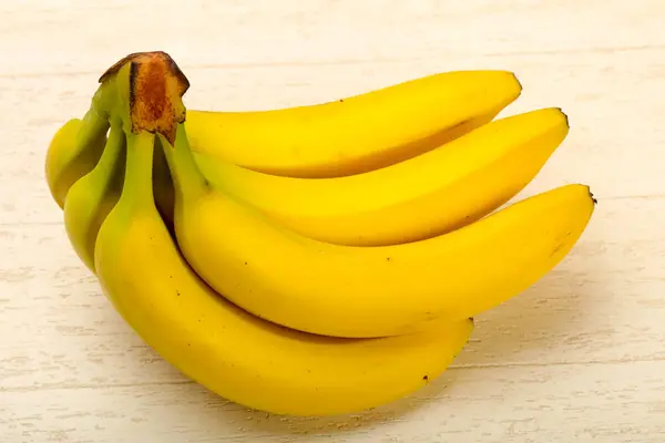 Bananas Maduras Sobre Fundo Madeira — Fotografia de Stock