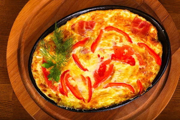 Smakrik Tomat Omelett Med Dill Över Trä Bakgrund — Stockfoto