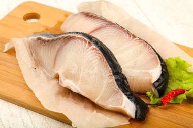 Pişmiş balık ahşap arka plan üzerinde yemek için hazır 