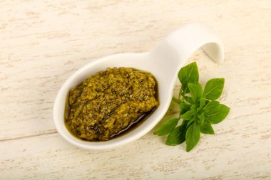 Baharat ile İtalyan makarna closeup görünümünü ahşap tablo