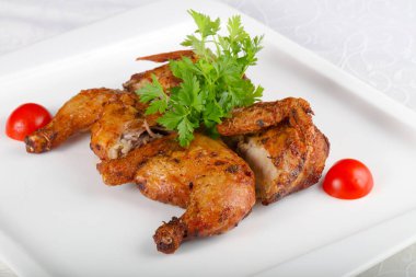 Beyaz masada teriyaki soslu tavuk kanadı