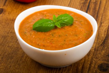 Gazpacho beyaz kase hizmet soğuk domates çorbası