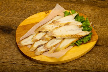 Ahşap tahta üzerinde yılan balığı sashimi görünümü Kapat