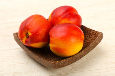 Taze olgun nektarin öbek üzerinde ahşap masa