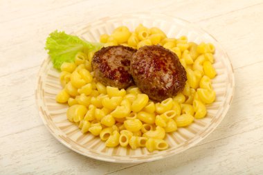 Ahşap masa üzerinde pirzola ile makarna makarna