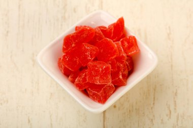 Kuru papaya yığın ahşap arka plan üzerinde