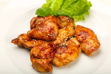 Teriyaki uyluk ile susam beyaz kase