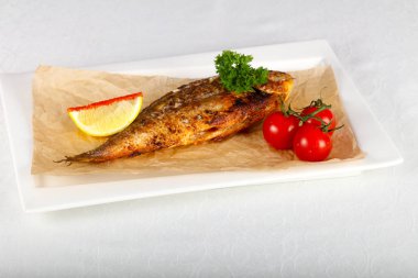 Limon ve domates ile servis kavrulmuş dorada balık