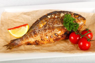 Limon ve domates ile servis kavrulmuş dorada balık