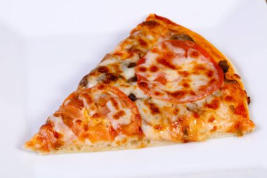 Dilim peynir ve domates ile mantarlı pizza