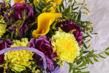 Çeşitli çiçekler ile romantik buket