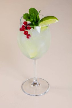 Kireç ve kiraz ile beyaz arka plan üzerinde servis Mojito 