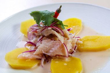 Patates Ceviche pollock ve soğan ile servis