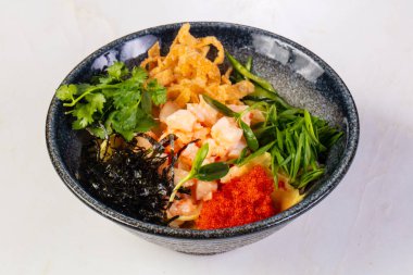 Deniz ürünleri ve sebze ile beyaz arka plan üzerinde kase 