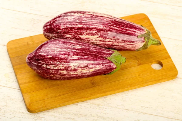 Frische Reife Auberginen Über Dem Hölzernen Hintergrund — Stockfoto