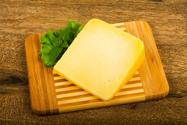 Queso Parmesano Con Hojas Ensalada Albahaca Sobre Tabla Madera —  Fotos de Stock