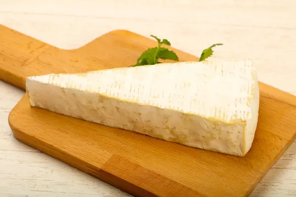 Vista Cercana Del Queso Brie Sobre Tabla Madera — Foto de Stock