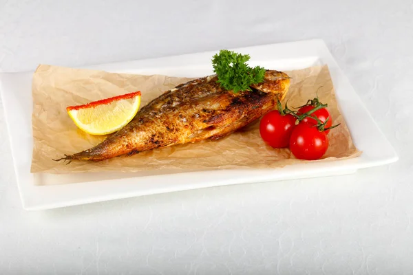 Peixe Dorada Assado Servido Com Limão Tomate — Fotografia de Stock