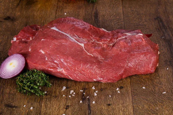 Primer Plano Carne Cruda Colocada Sobre Fondo Madera — Foto de Stock