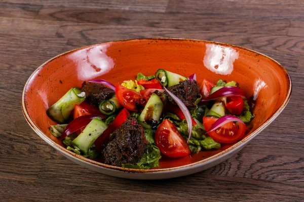 Tigela Vermelha Com Salada Legumes Sobre Fundo Madeira — Fotografia de Stock