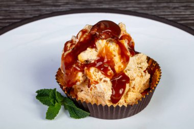 Delicious karamel beze beyaz tabakta nane ile servis