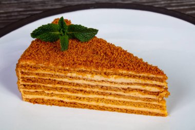 Beyaz tabakta nane ile servis lezzetli krem bal pasta