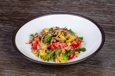 Ahşap arka plan üzerinde Marine sebze salatası kase