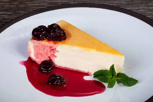 Gustosa Cheesecake Con Sciroppo Ciliegie Menta Piatto Bianco — Foto Stock
