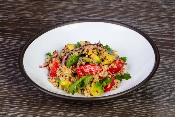 Ahşap arka plan üzerinde Marine sebze salatası kase