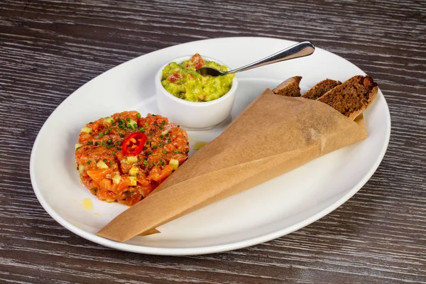 Ahşap masa arka plan üzerinde lezzetli somon fileto 