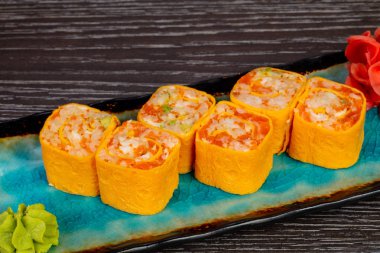 Ahşap arka plan üzerinde suşi roll dilimlenmiş 