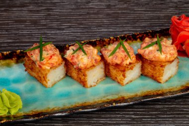 Gevrek pirinç ton balığı ve wasabi ile rulo