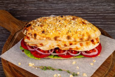 Tavuk göğsü ve sebze ahşap tahta üzerinde gözleme