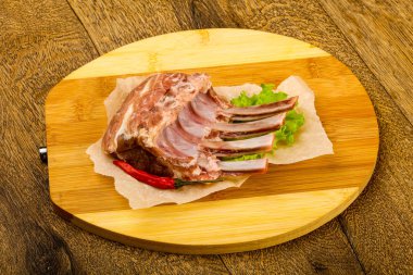 Ham kuzu kaburga ile biber yemek pişirmek için hazır