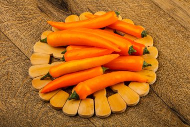 Masada tabakta chili biber turşusu