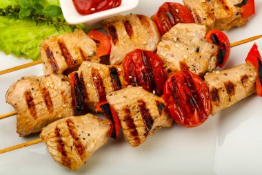 Domates, biber ve patlıcan ahşap arka plan üzerinde beyaz plaka ile sebze ve tavuk şiş