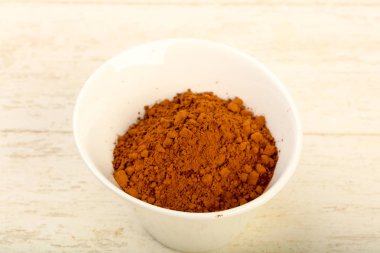 Tahta arka planda kakao tozu var.