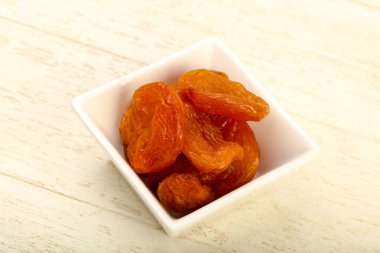 Kuru Kayısı yığın ahşap arka plan üzerinde