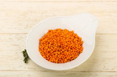 Sarı mercimek ahşap arka plan üzerinde yemek pişirmek için hazır