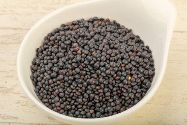 Kabın içinde siyah mercimek