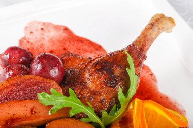 Üzümlü ördek bacağı, portakal ve armut.