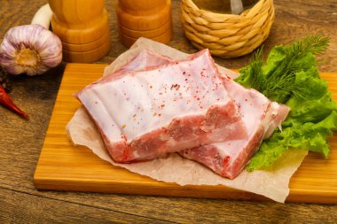 Çiğ domuz kaburga ile baharat ahşap tahta üzerinde yemek pişirmek için hazır